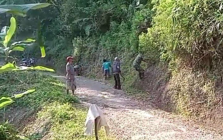 Babinsa Cicareuh Laksanakan Bakti Perkerasan Jalan Desa