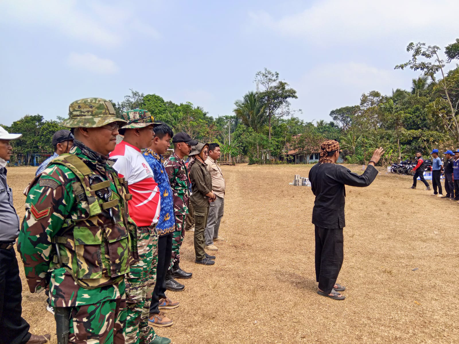 Babinsa Waluran Dampingi Persiapan PHBN HUT Kemerdekaan RI ke-81
