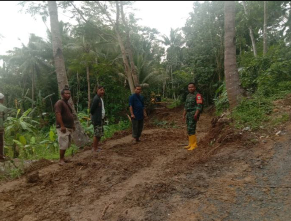 Babinsa Desa Curugluhur Bersama Warga Laksanakan Karyabakti Perbaikan Jalan