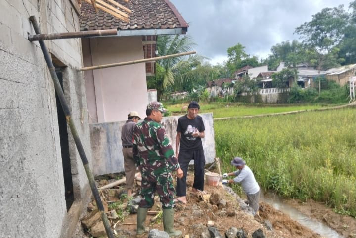 Babinsa Cibadak Koramil 2210/Pabuaran Laksanakan Karya Bakti Bersama Warga