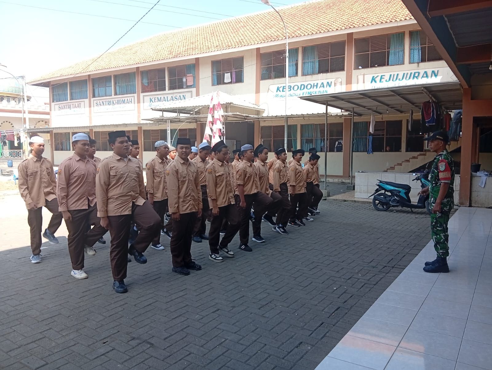 Babinsa Desa Gajah Mekar Laksanakan Giat Bela Negara dan Pelatihan PBB di SMK Alburdah, Kutawaringin