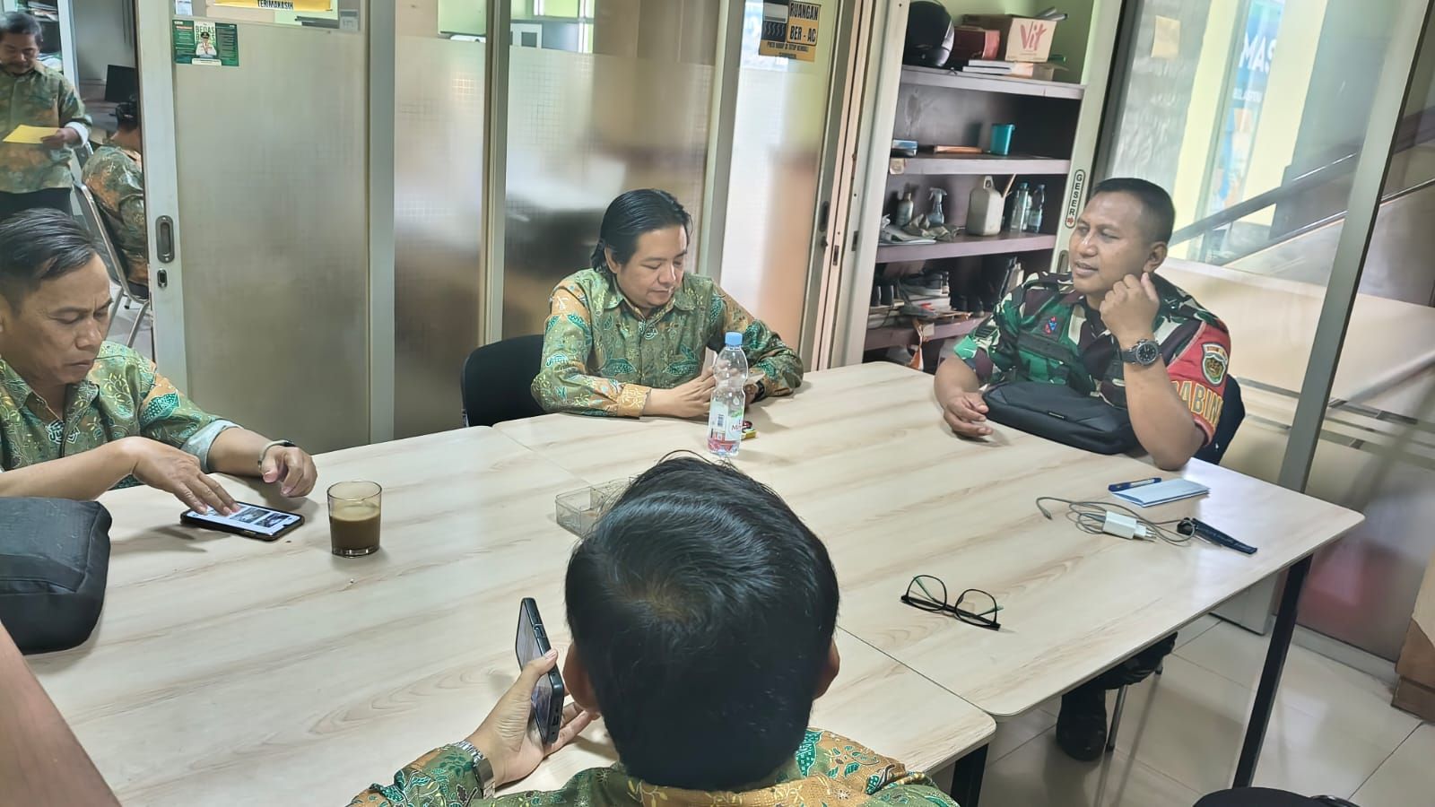 Babinsa Desa Sukapura Gelar Komsos, Imbau Warga Waspada Hoaks dan Cegah Banjir