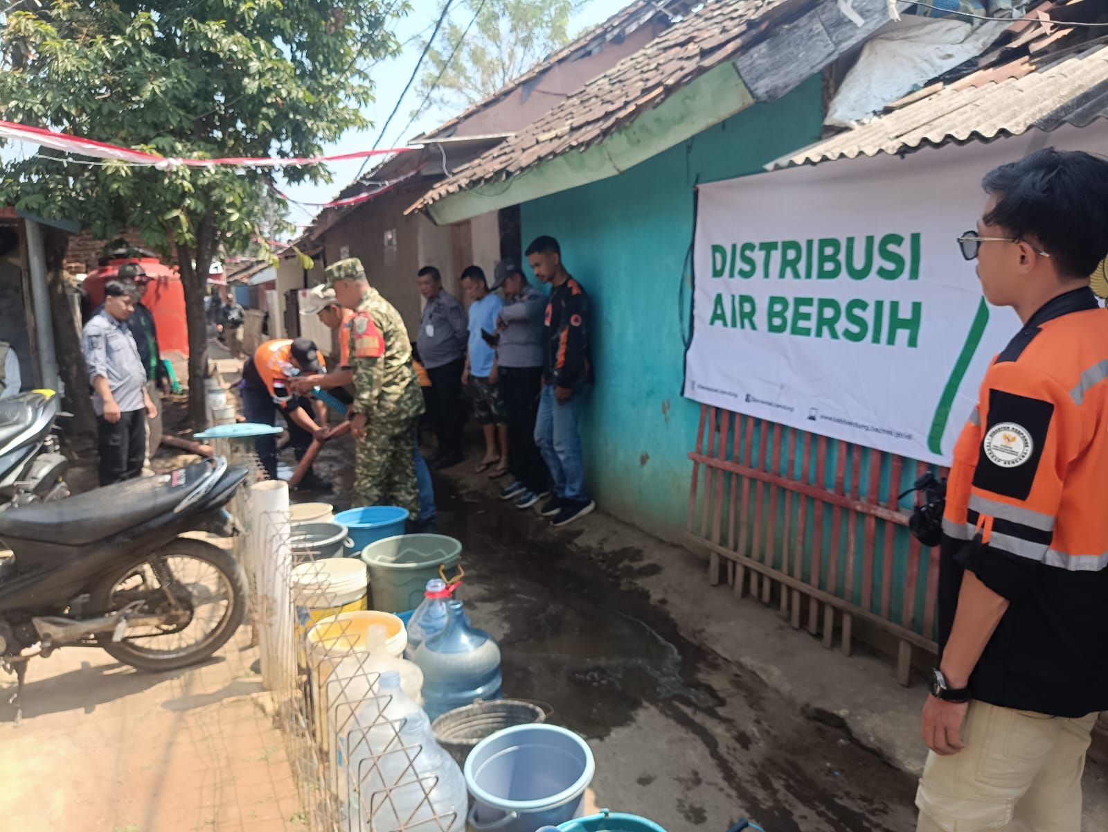 Babinsa koramil 2408/Ciparay Monitor Bantuan Air Bersih BPBD Kabupaten Bandung Disalurkan kepada Warga Kp. Karang Anyar
