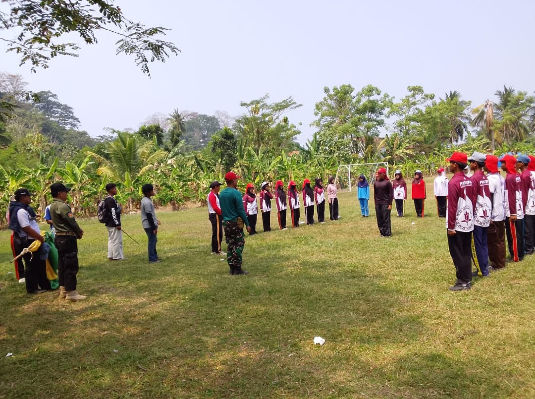 Babinsa Koramil 2201/Cisolok Latih Paskibra di Lapangan Desa Cisolok