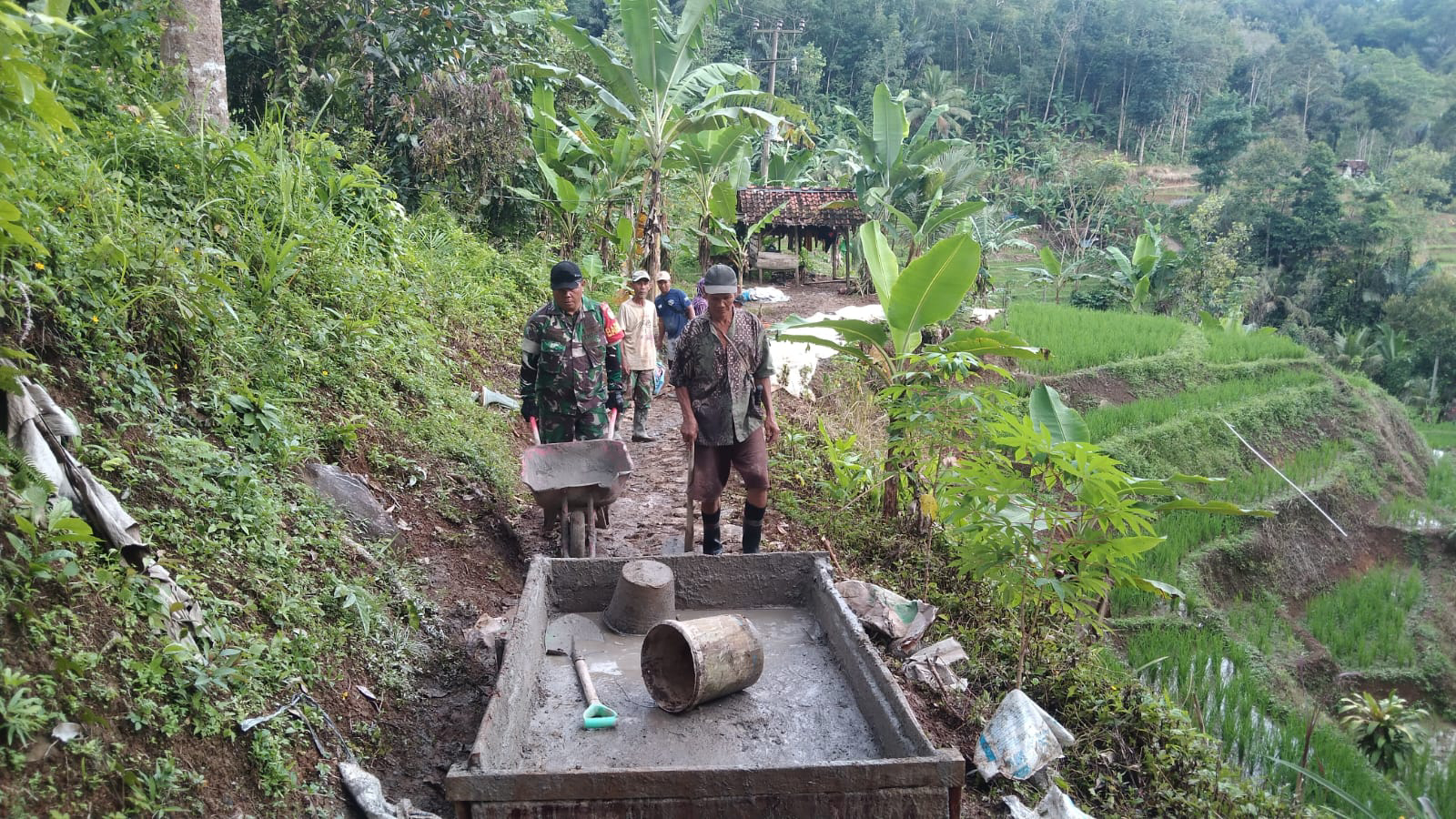 Babinsa Gunung Keramat Bersama Warga Laksanakan Bakti Pengecoran Jalan
