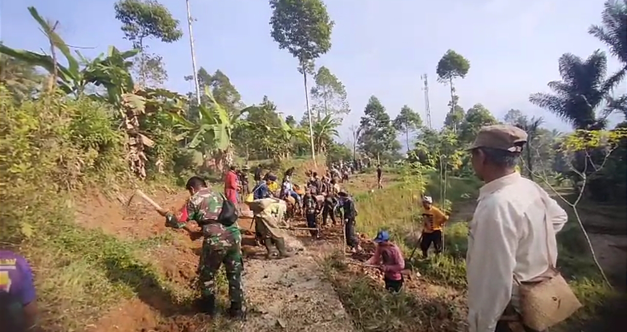Babinsa Koramil 2202/Palabuhanratu Bantu Warga Bersihkan dan Ratakan Jalan di Desa Citarik