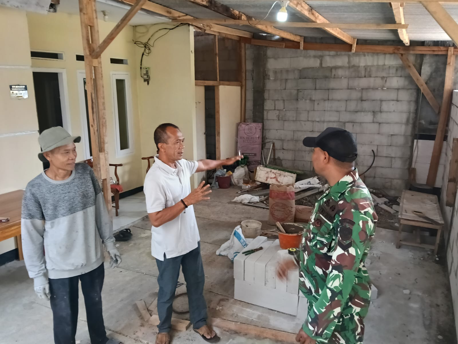 Babinsa Koramil 2206/Parakansalak Gelar Komsos Bersama Warga Desa Sukatani