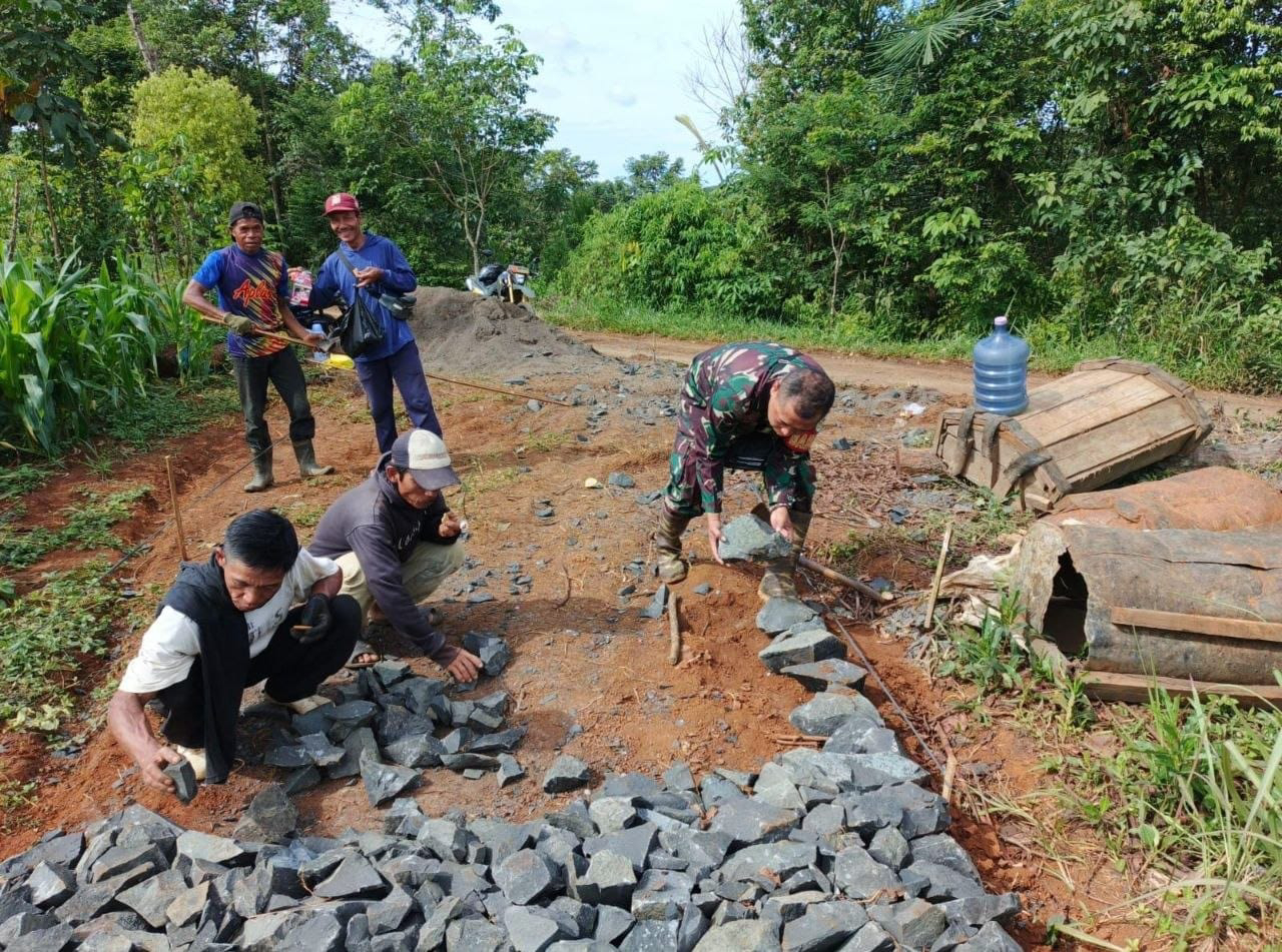 Babinsa Cimerang Bersama Warga Laksanakan Karya Bakti Pengerasan Jalan Desa