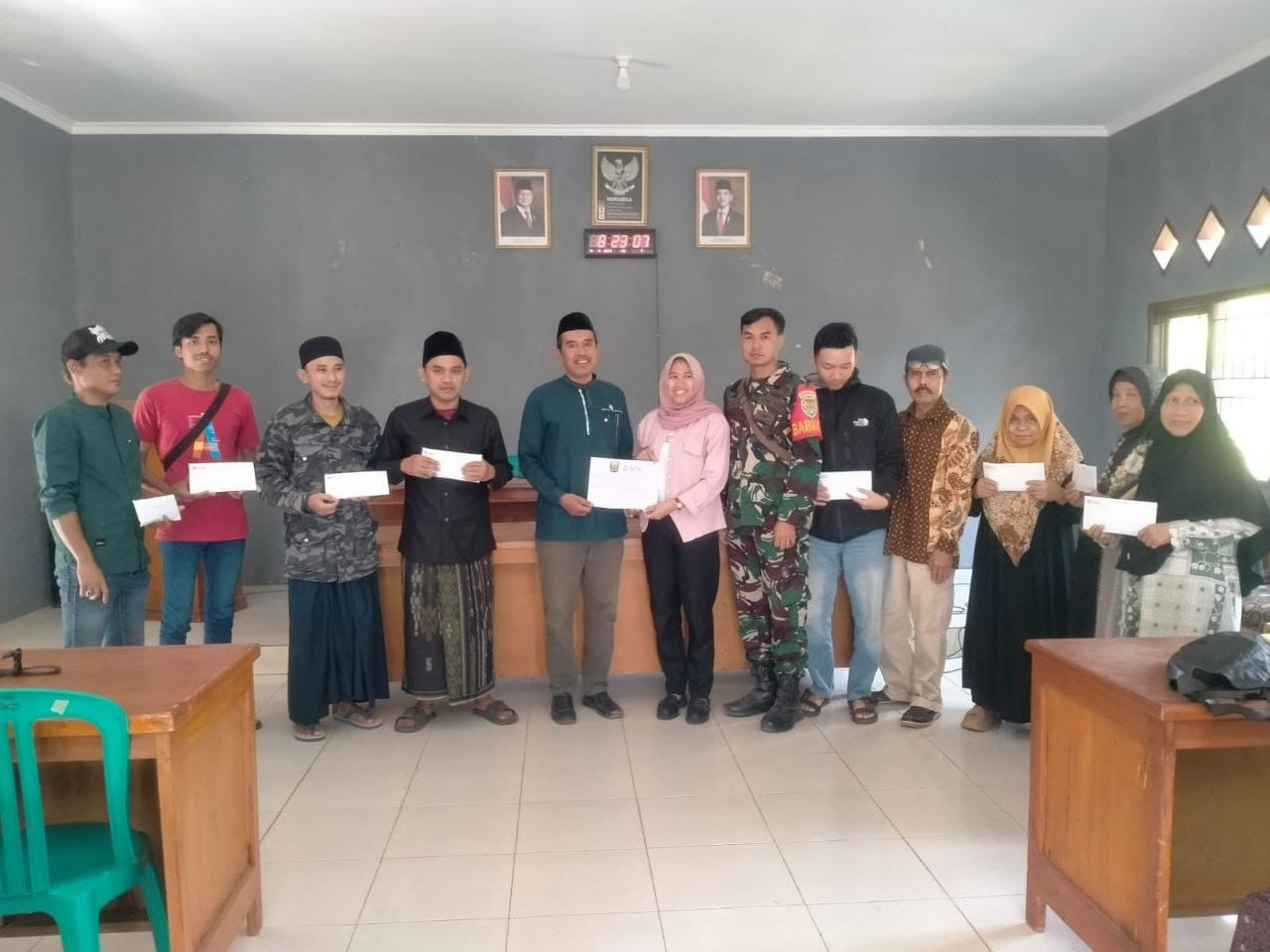 Babinsa Sukamaju Dampingi Penyerahan Bantuan CSR untuk UMKM dari PT SCG