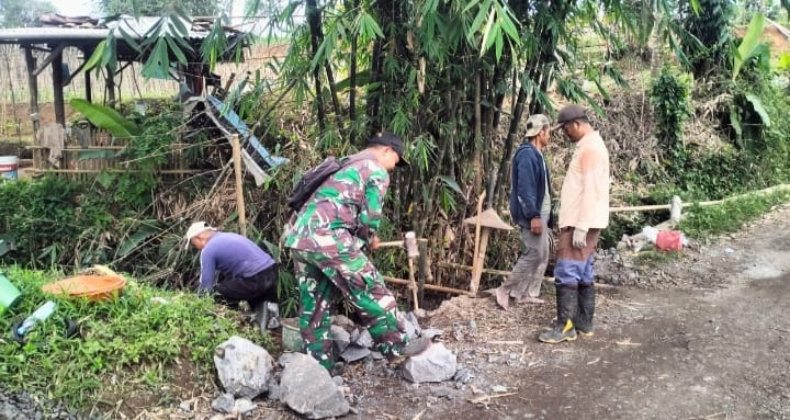 Babinsa Sirnasari Bersama Warga Laksanakan Karya Bakti di Kp. Pasir Kaliki