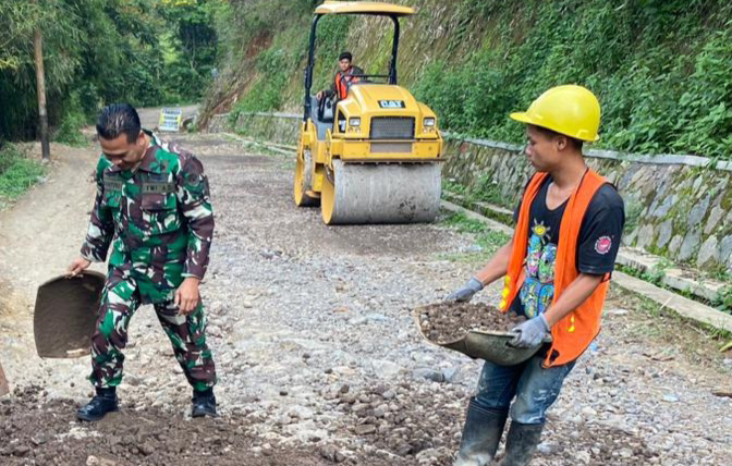 Babinsa Koramil 2212/Tegalbuleud Bersama Warga Laksanakan Karya Bakti Pembenahan Jalan