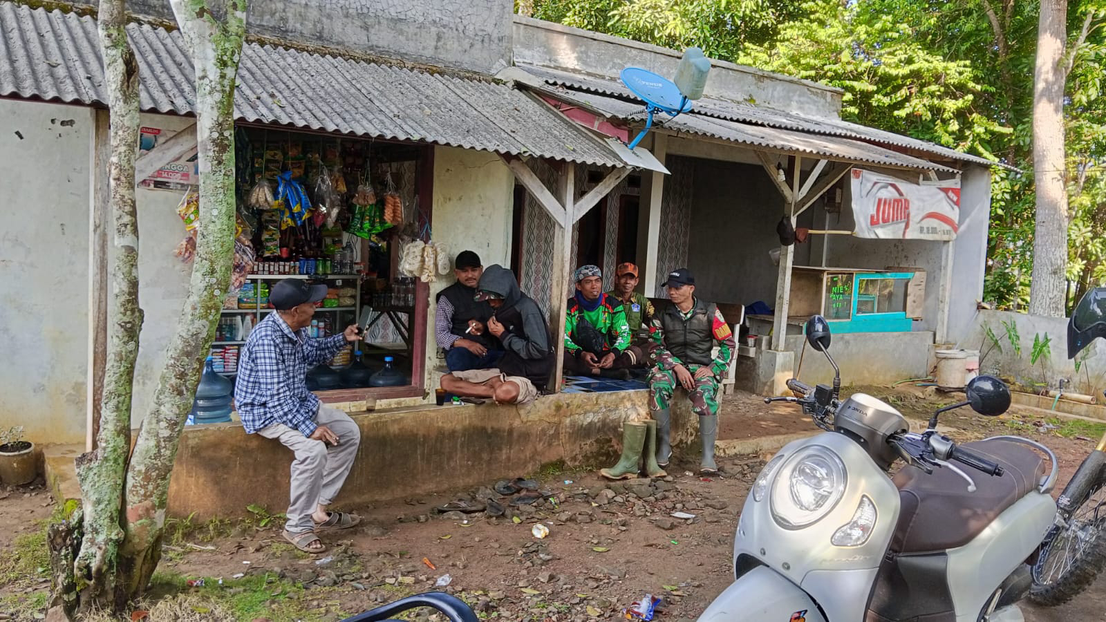 Babinsa Sukamanah Laksanakan Komsos Bersama Warga Binaan di Kecamatan Cimanggu