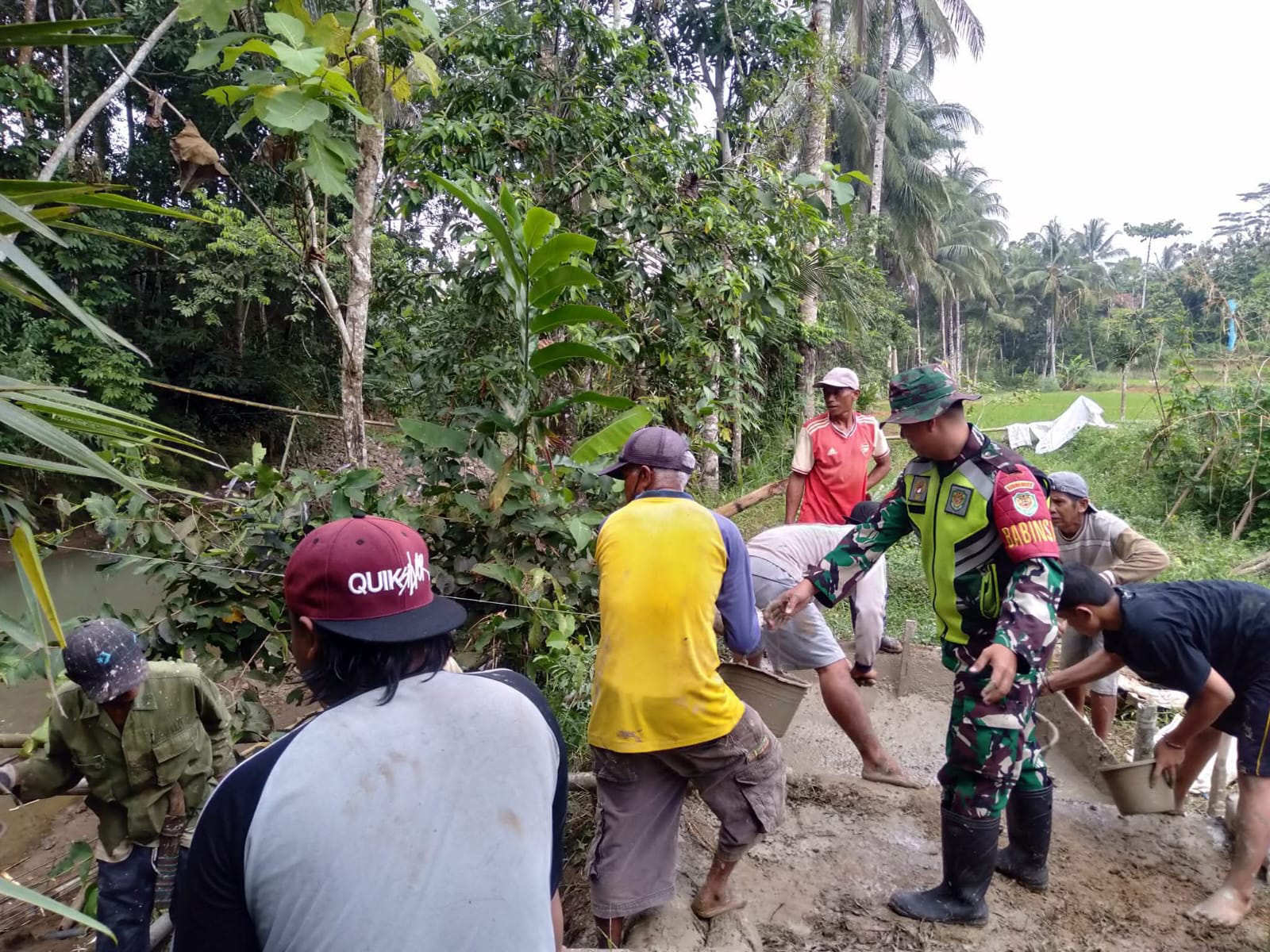 Babinsa Sukamukti Bersama Warga Laksanakan Karyabakti Pembangunan Jembatan