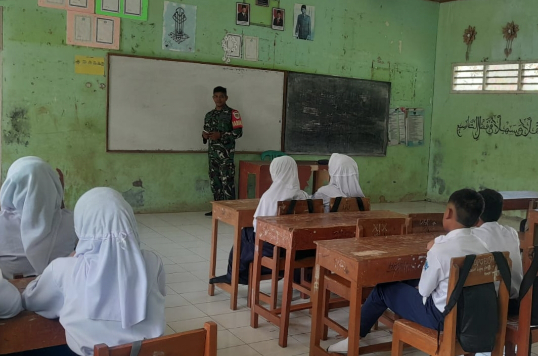 Babinsa Sirnamekar Berikan Wasbang kepada Siswa-Siswi MTs Ashobari