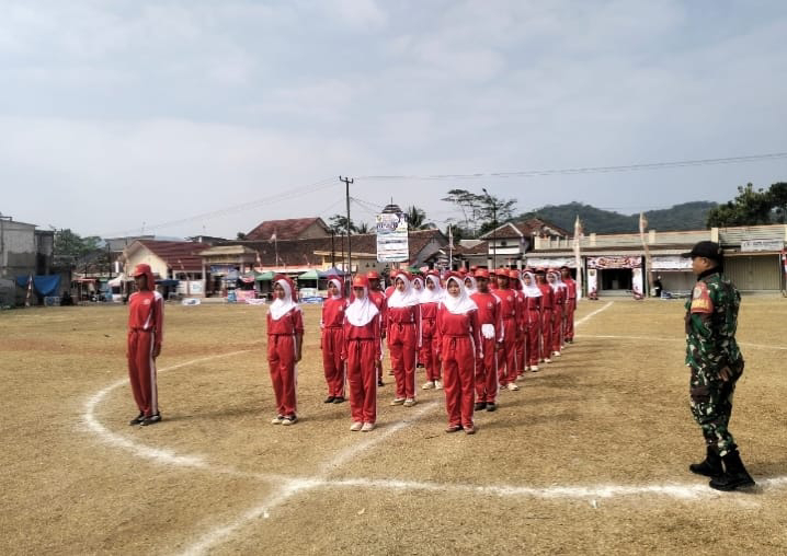 Babinsa Koramil 2210/Pabuaran Latih Paskibraka, Persiapkan Generasi Muda untuk Tugas Upacara HUT RI