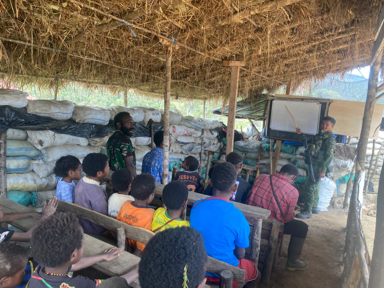 Bukan Sekadar Menjaga Kedaulatan, Prajurit Satgas Yonif 742/SWY Koops TNI Habema Wujudkan Asa Pendidikan di Papua