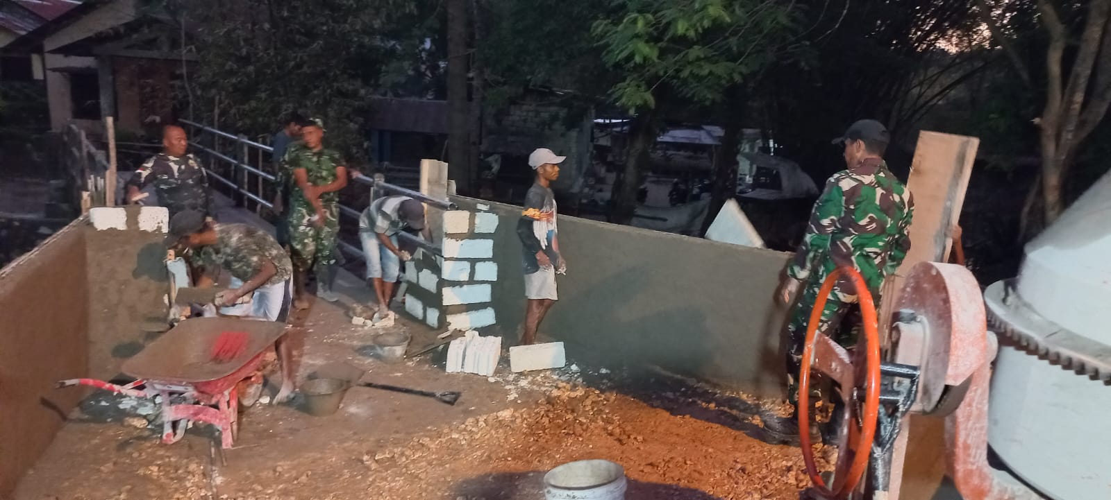 Kerja Lembur Malam, Koramil 01 bersama Warga Percepat Jembatan Biknoi