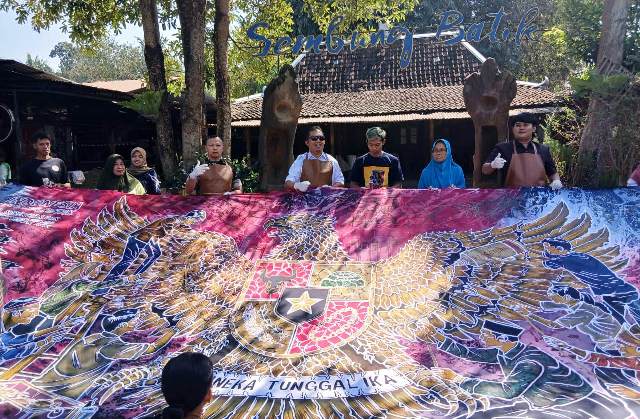 Dandim Bersama Wabup dan Anggota DPRD Kulon Progo  Kunjugi Pembuatan Batik 8,1M Kado HUT Kemerdekaan RI