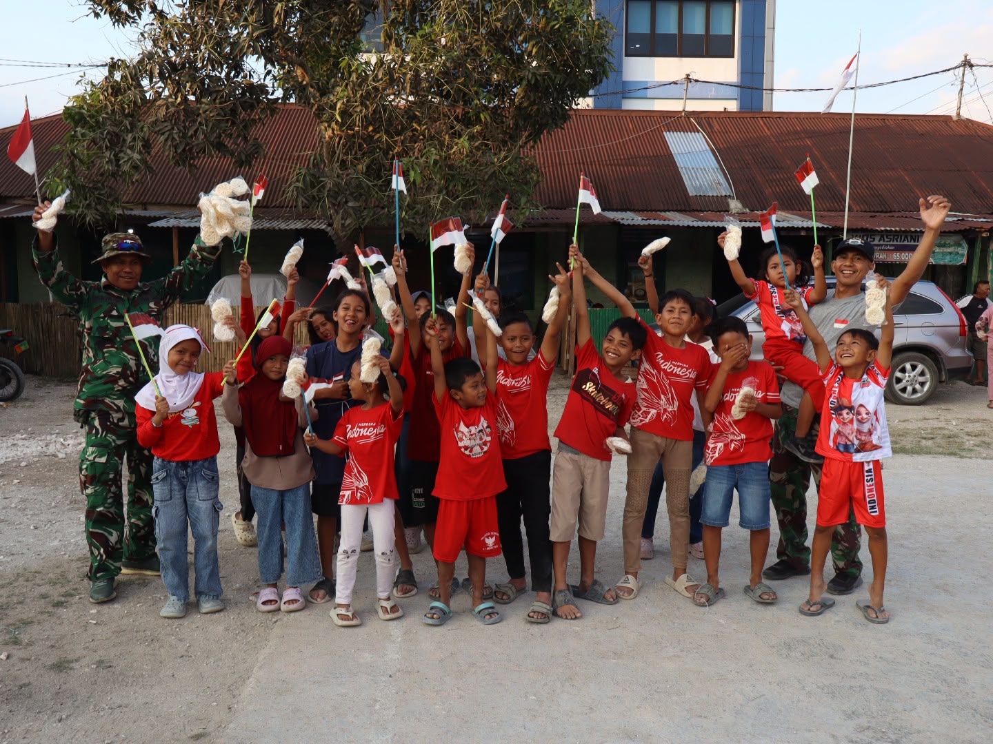 Semangat Kebersamaan Keluarga Besar Kodim 1613/SB Dalam Menyambut HUT RI ke 81