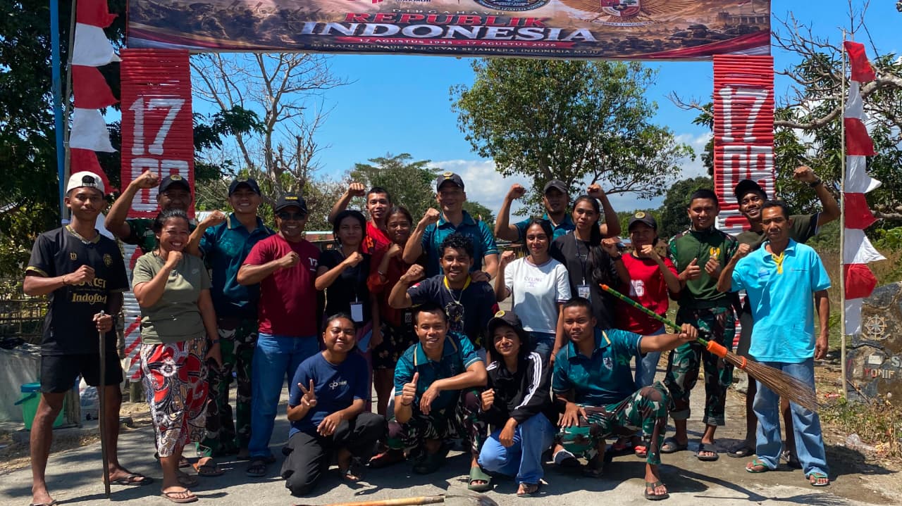 Yonarmed 12 Kostrad Bersama Warga Bangun Gapura Sambut HUT Kemerdekaan RI di Desa Tulakadi