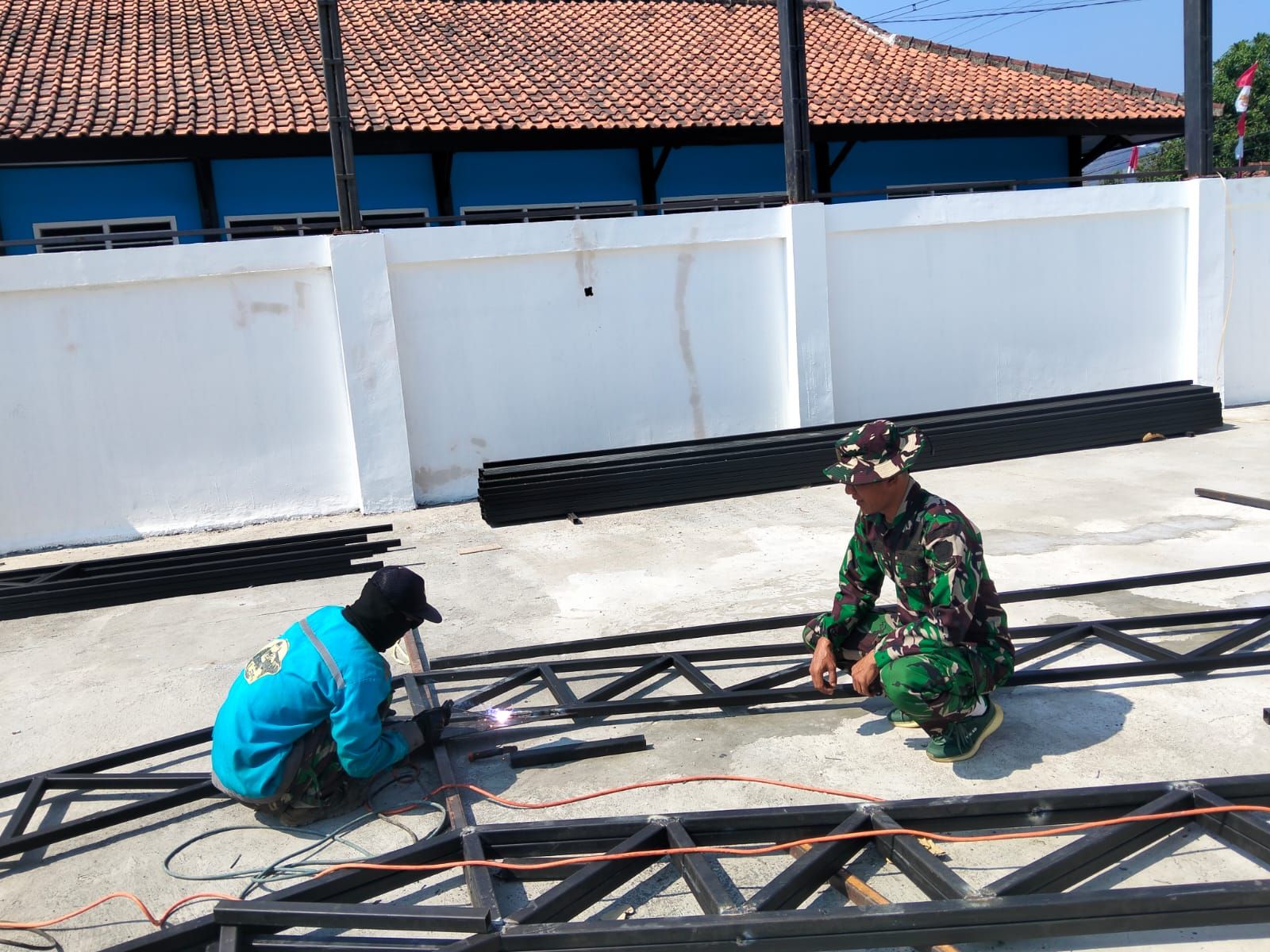 Babinsa Koramil 1009/Tomo Monitoring Pembangunan KDKMP di Desa Cipeles