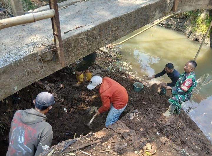 Bakti TNI: Pembangunan Jembatan Penghubung Anatara Dusun Cikeruh dan Dusun Ciawi