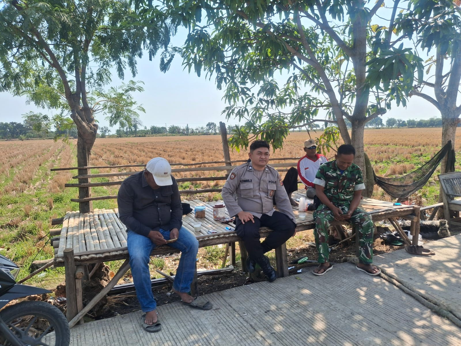 Gelorakan Semangat Merah Putih, Babinsa Serka Tarkim Ajak Warga Kaldera Krangkeng Hiasi Rumah Menjelang HUT RI ke-81