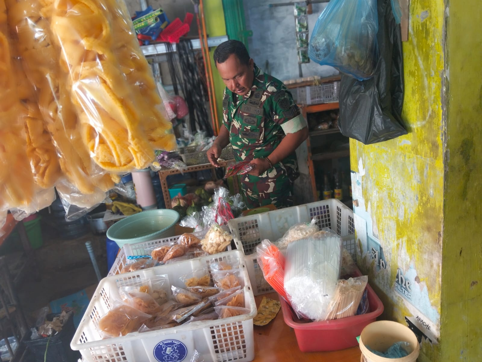 Pantau Stabilitas Pasar Terisi, Babinsa Sertu Carli Cek Harga Sembako: Cabe Rawit Masih Tinggi