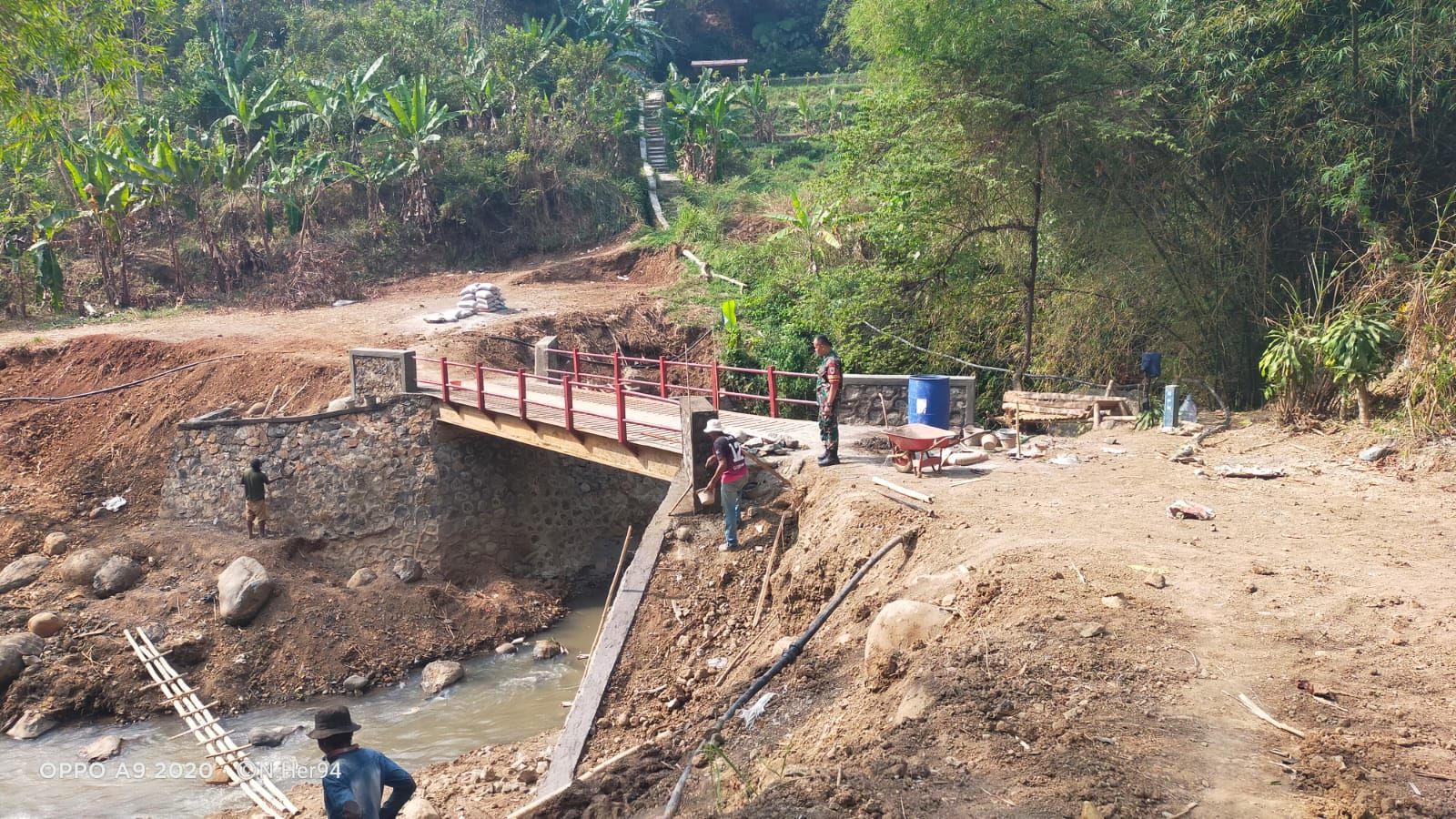 Babinsa Pantau Renovasi Jembatan Menuju Lokasi Pemakaman Di Rw 15 Desa Campakamekar