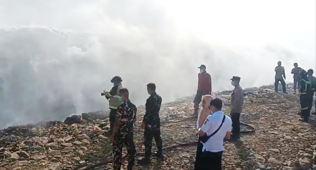 TPA Ciniru Terbakar, TNI dan Damkar Berjibaku Jinakan Si Jago Merah