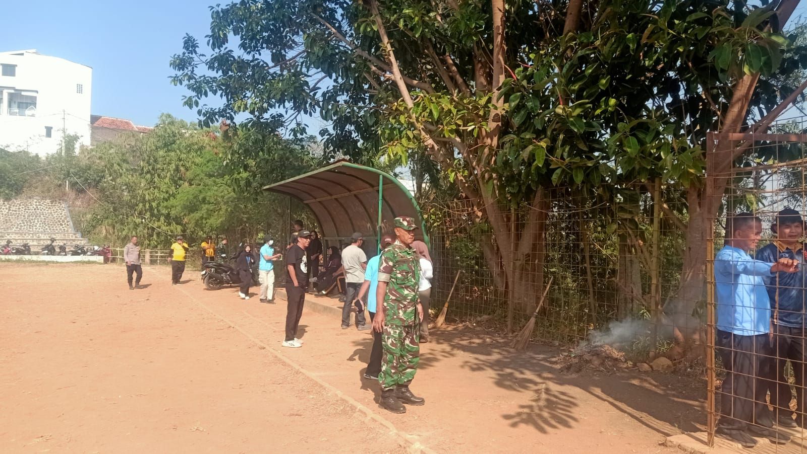 Danramil 1014/Cimanggung Bersama Forkopimcam dan Warga Bersihkan Lapangan Pasirwaru Sambut HUT RI ke-81
