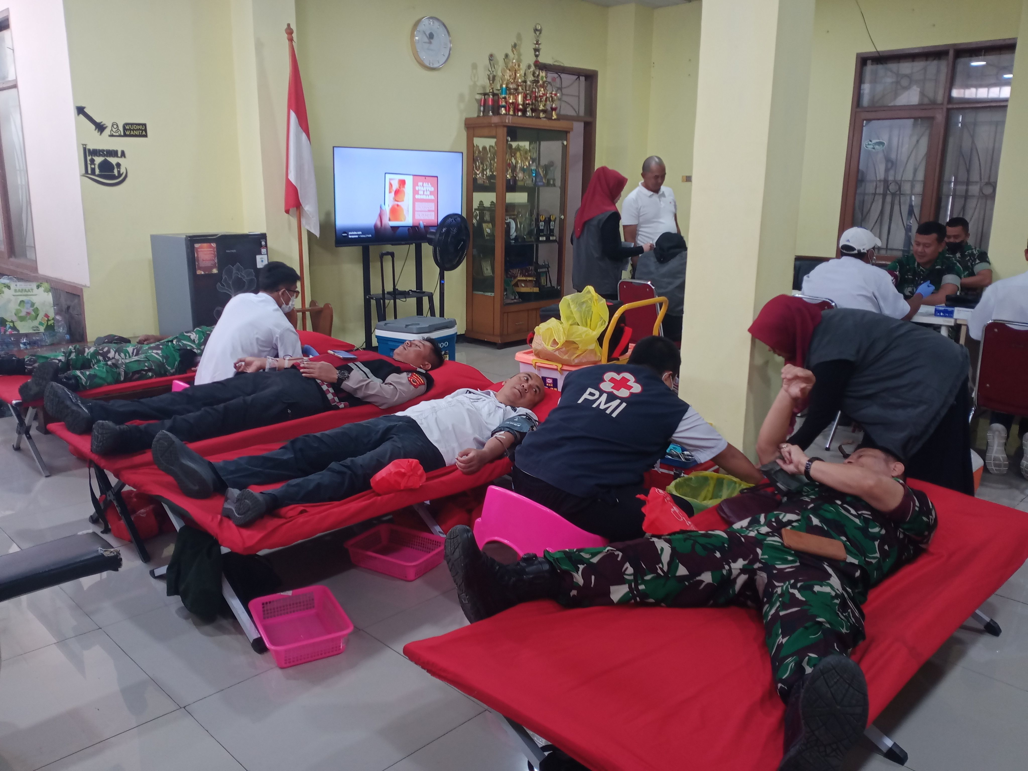 Babinsa Desa Karawang Ikuti Donor Darah dalam Rangka HUT ke-81 Kemerdekaan RI