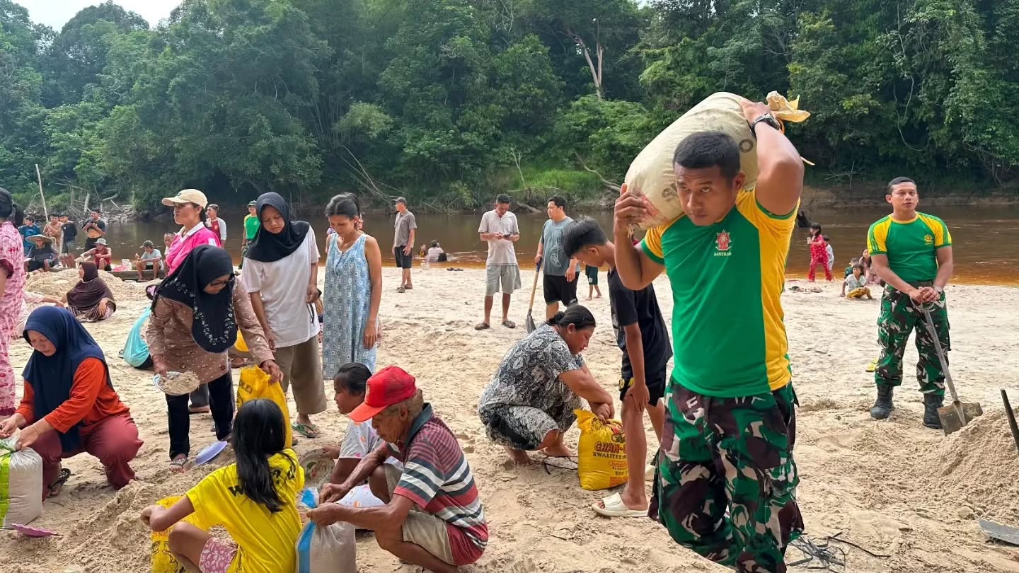 Prajurit Yonarmed 13 Kostrad dan Warga Gotong Royong Kumpulkan Pasir untuk Pembangunan Masjid di Perbatasan