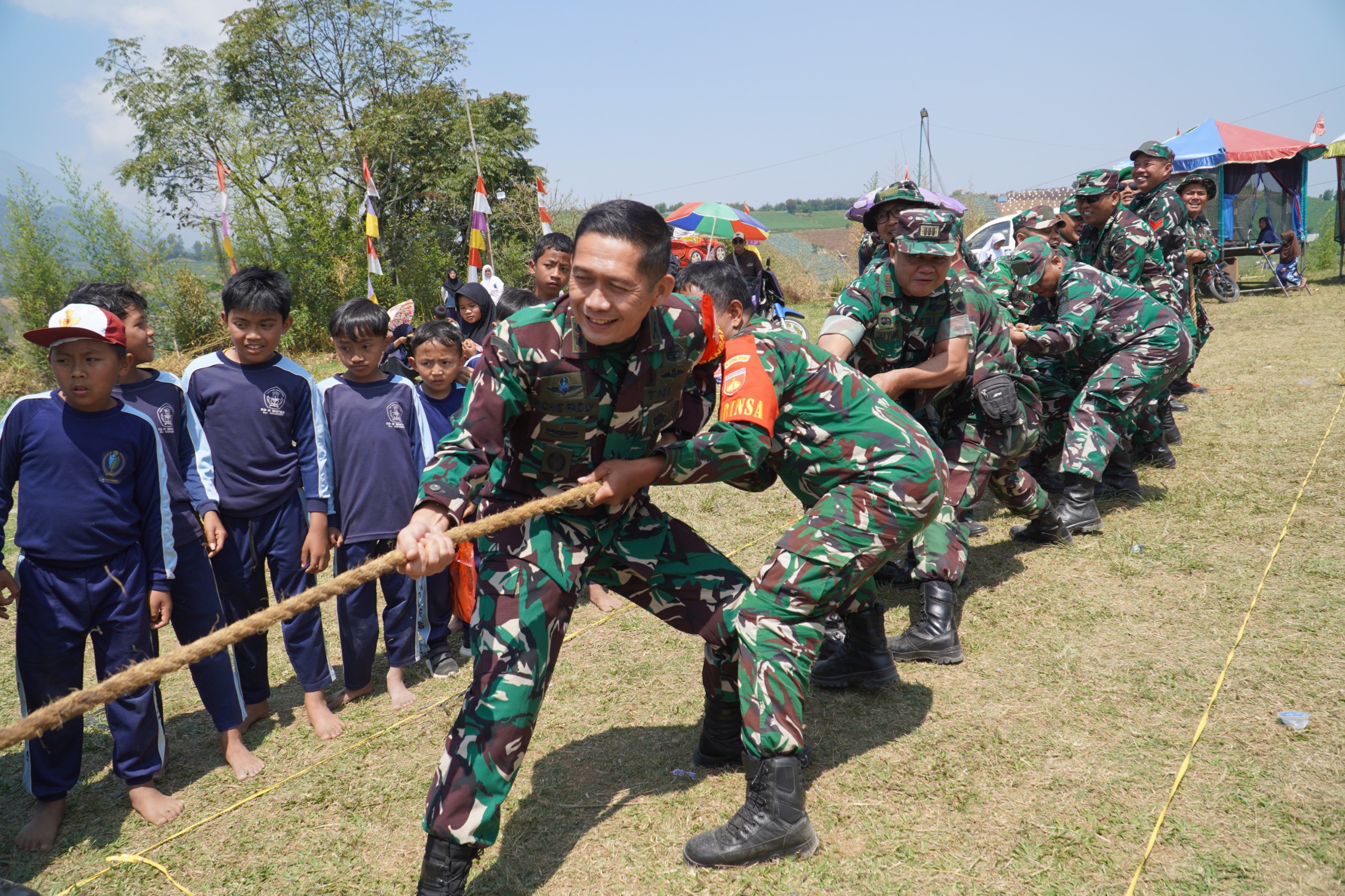 Semangat Kemerdekaan Membara di Lereng Prahu, Dandim 0706/Temanggung dan Bupati Agus Setyawan Adu Kuat Tarik Tambang Bersama Warga Desa Wates