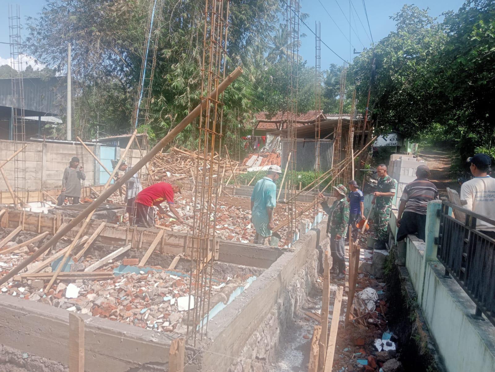 Babinsa Sukajadi Bersama Warga Laksanakan Kegiatan Bakti di Wilayah Binaan