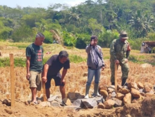 Babinsa Gunung Bentang Bersama Warga Laksanakan Karyabakti Pembangunan Jembatan
