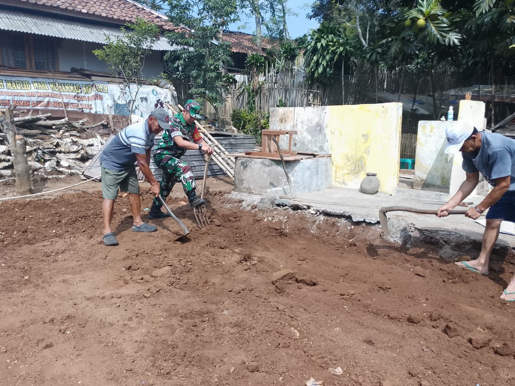 Babinsa Nyalindung Bersama Warga Siapkan Lahan Pembangunan Rumah