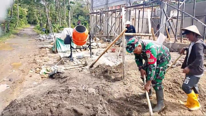 Babinsa Sukamaju Bersama Warga Laksanakan Karya Bakti di Desa Binaan