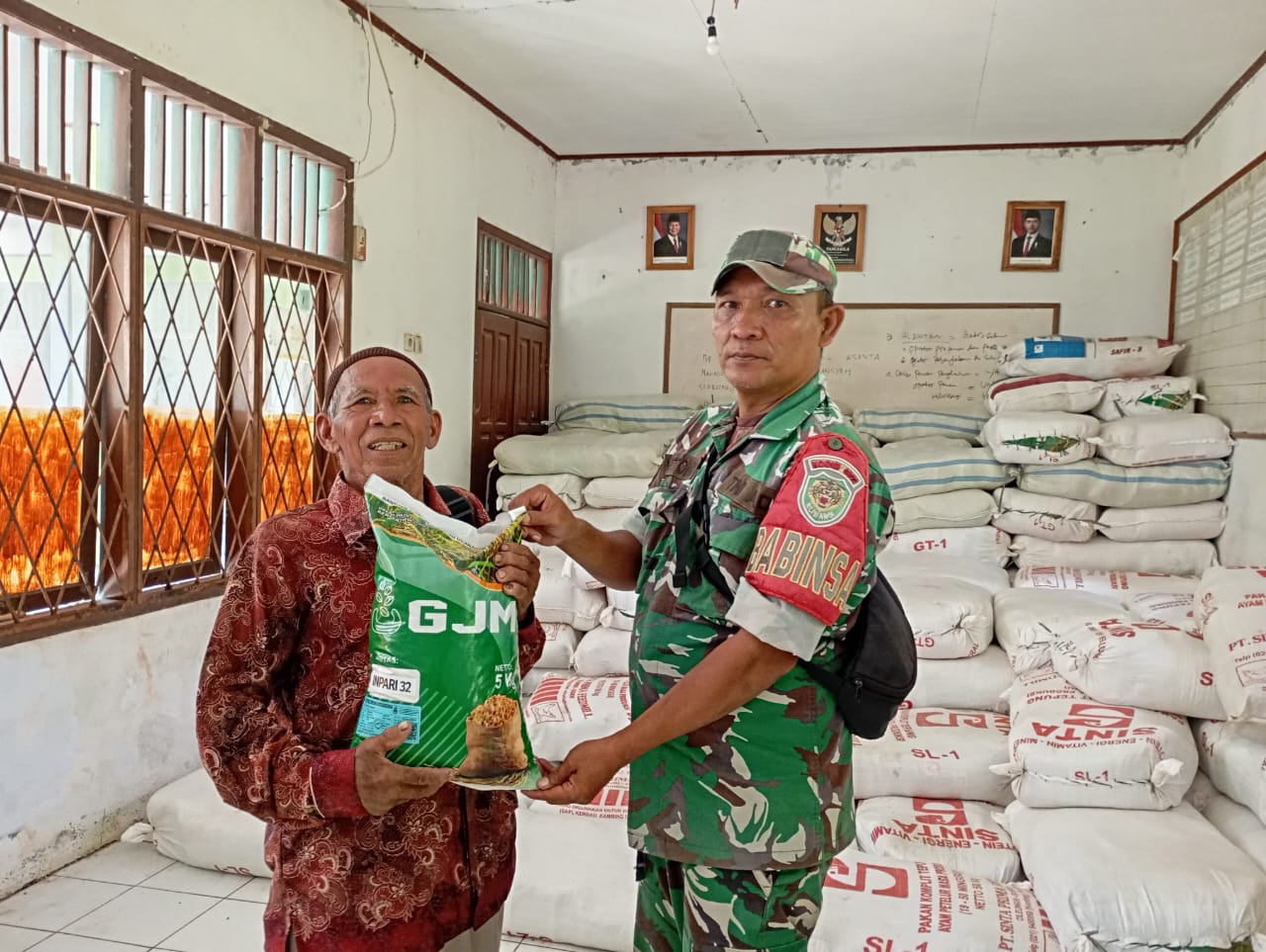 Babinsa Sumberjaya Dampingi Pendistribusian Bibit Padi kepada Poktan