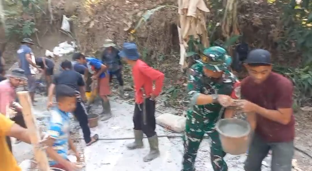 Babinsa Karangpapak Bersama Warga Laksanakan Bakti Pengecoran Jembatan