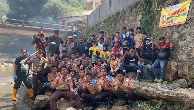 Danramil 2209/Lengkong Bersama Muspika dan Warga Bersihkan Sungai Bojonghaur, Wujud Kepedulian Lingkungan Sambut Hari Pramuka dan HUT RI ke-81