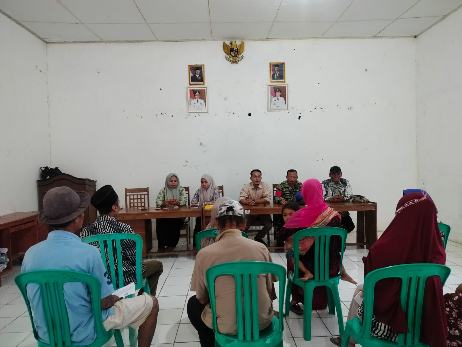 Babinsa Dampingi Penyaluran BLT di Desa Gunung Sungging