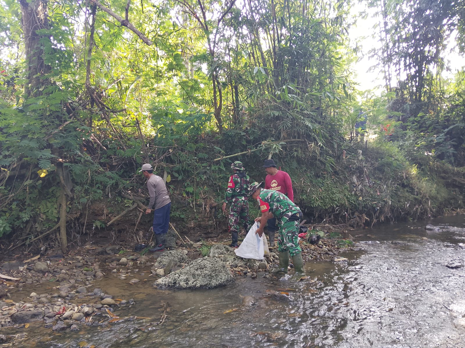 Babinsa Cirendang Laksanakan Kegiatan Bakti Bersama Warga