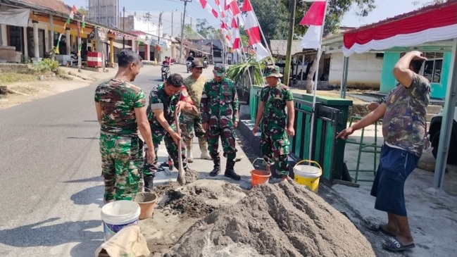 Babinsa Koramil 2211/Sagaranten Laksanakan Karyabakti Pembenahan Pangkalan