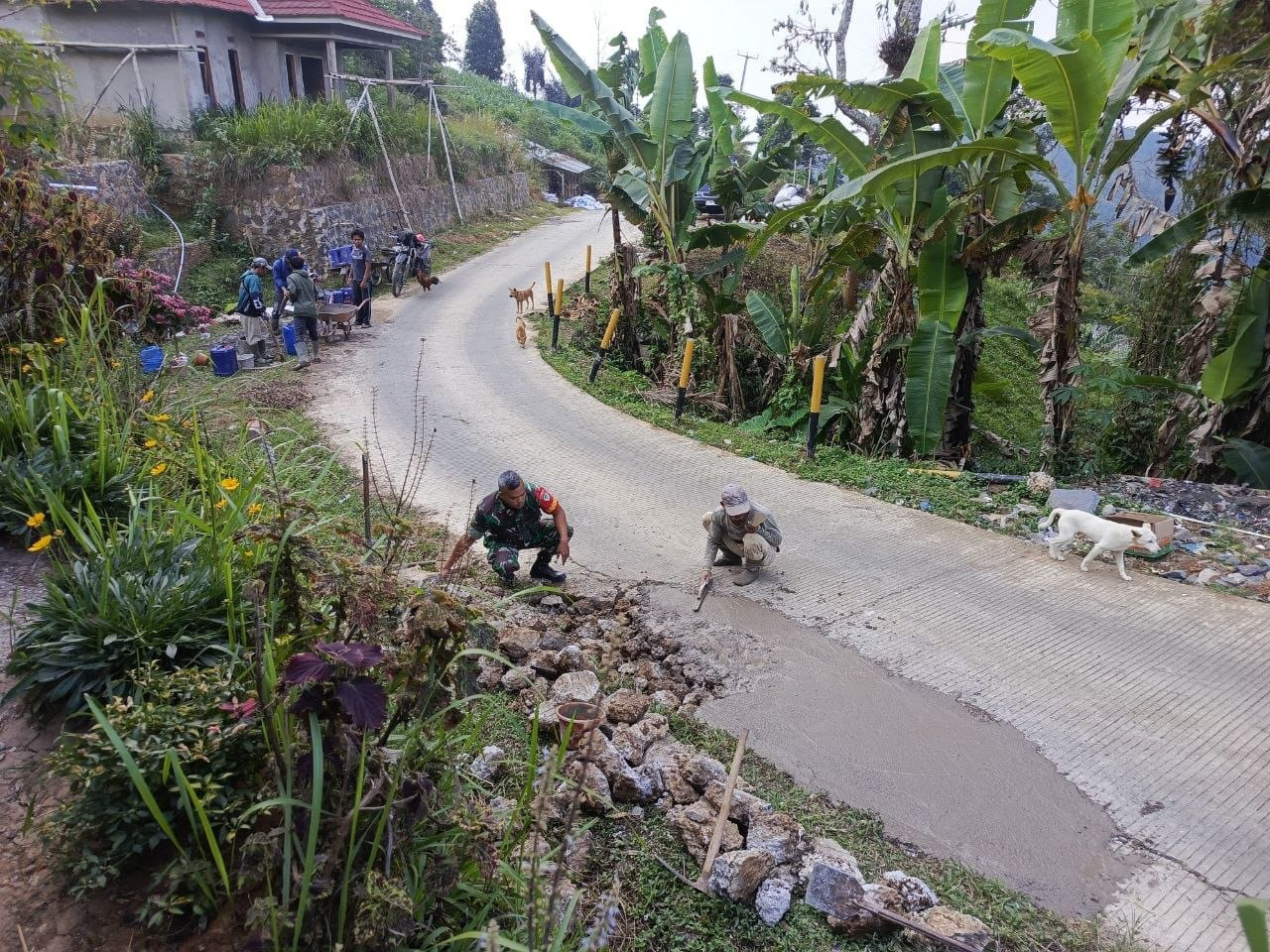 Babinsa Sukamanah Laksanakan Bakti Perbaikan Jalan Desa di Gegerbitung