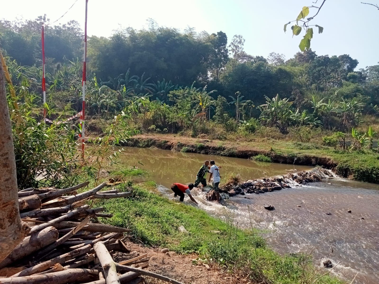 Babinsa Haurpugur Dampingi Pengairan Sawah, Jaga Produktivitas Petani di Musim Kemarau