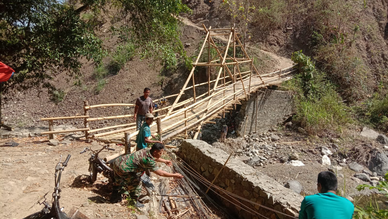 Serka Rodana Babinsa Koramil 2202/Palabuhanratu Laksanakan Pembuatan Jembatan di Desa Mekar Asih