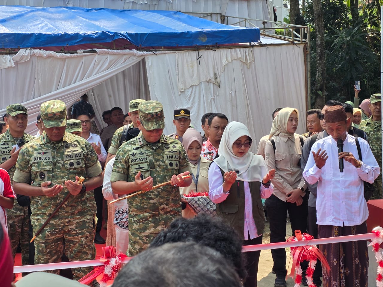 Mayjen Kosasih Resmikan Jembatan dan Sumur Bor Terpusat di Pandeglang