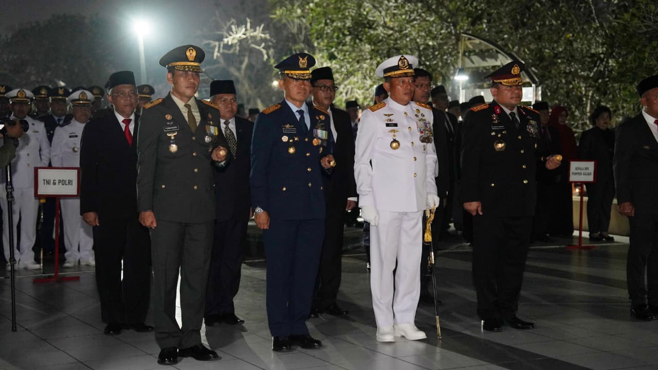 Peringati HUT ke-81 RI, Danrem 121/Abw Ikuti Apel Kehormatan dan Renungan Suci di TMP Dharma Patria Jaya
