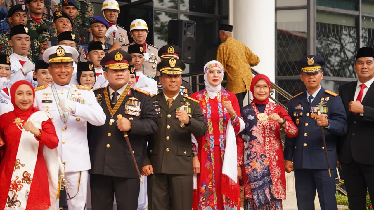 Peringati HUT ke-81 RI, Kasdam XII/Tpr Hadiri Upacara Pengibaran Bendera di Kantor Gubernur Kalbar